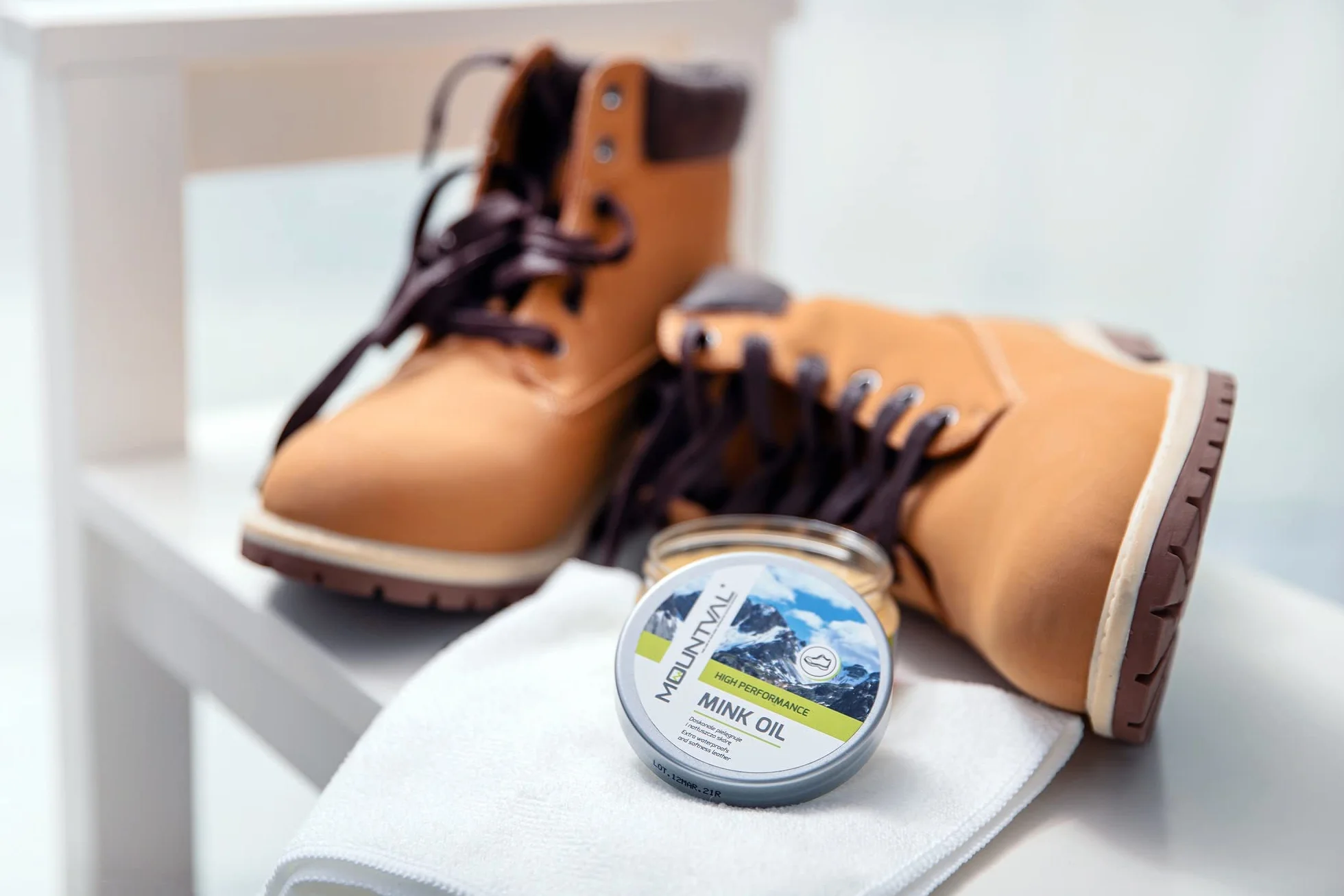 Mountval El Aceite de Visón, Aceite de Calidad para Zapatos, Nutre a Prueba de Agua y Protege los Zapatos para Exteriores Hechos de Cuero, 100 ml