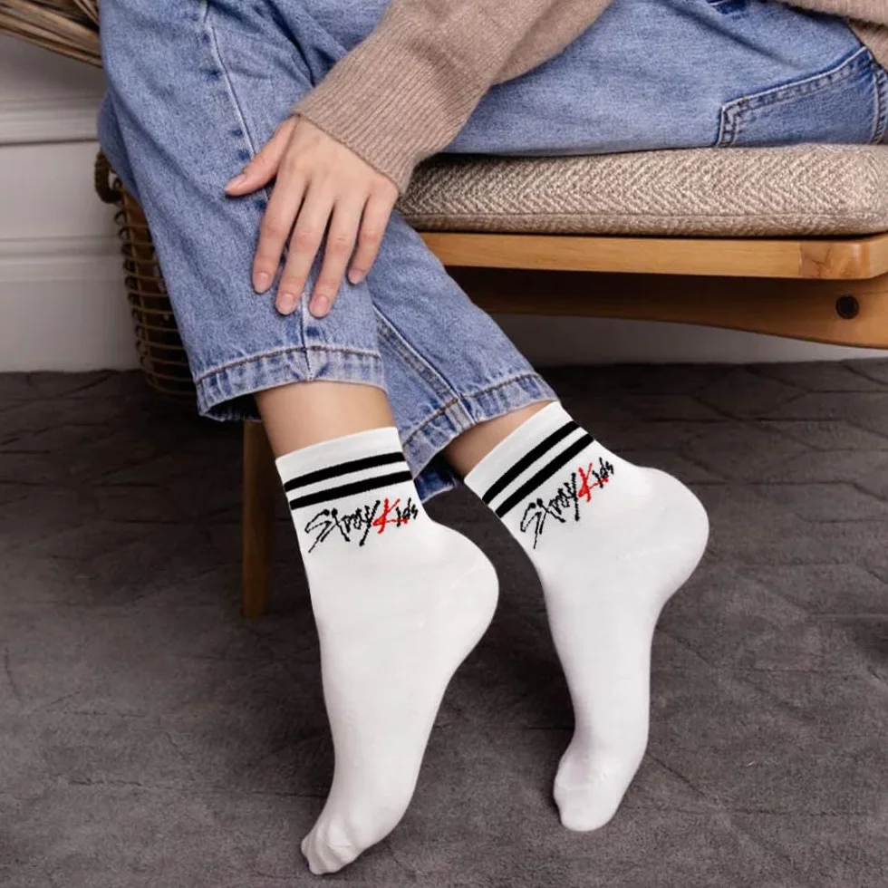 3 pares Stray calcetines, punto algodón, calcetines deportivos cálidos con 1 pegatina SKZ 3D y 2 tarjetas fotográficas SKZ, artículos regalo set para fanáticos de Stray para Stay