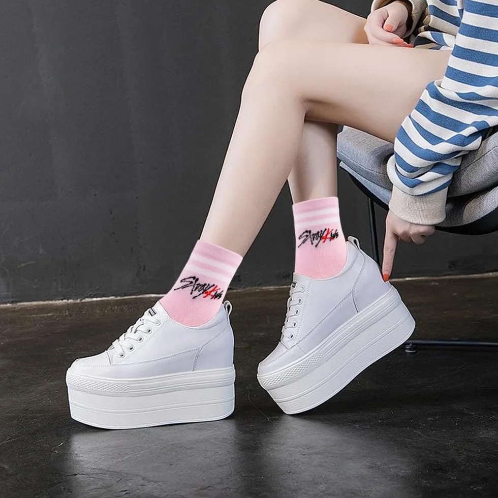 3 pares Stray calcetines, punto algodón, calcetines deportivos cálidos con 1 pegatina SKZ 3D y 2 tarjetas fotográficas SKZ, artículos regalo set para fanáticos de Stray para Stay