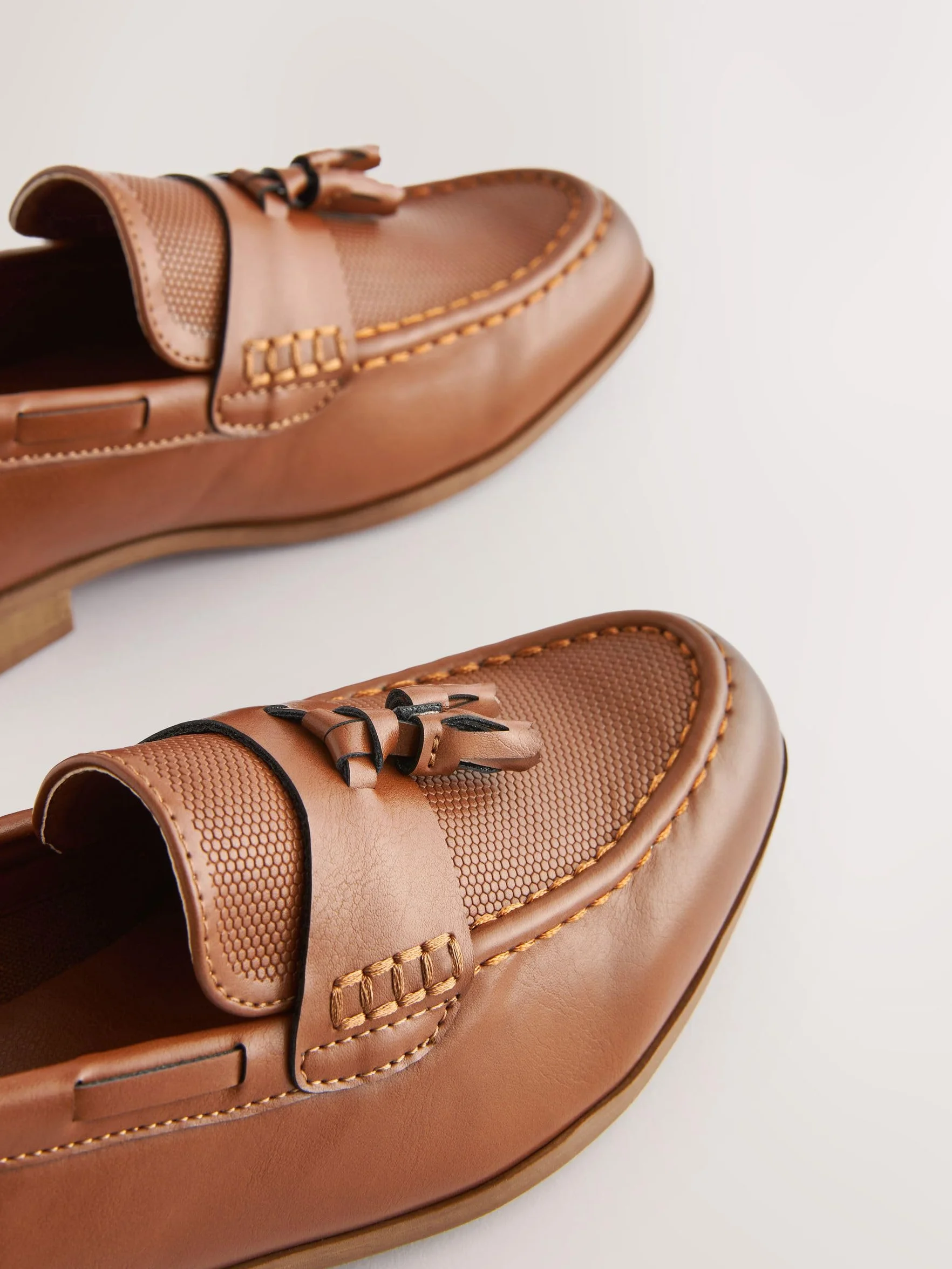 NEXT Niños Mocasines Elegantes con Detalle de Borla de Corte Ancho (G)