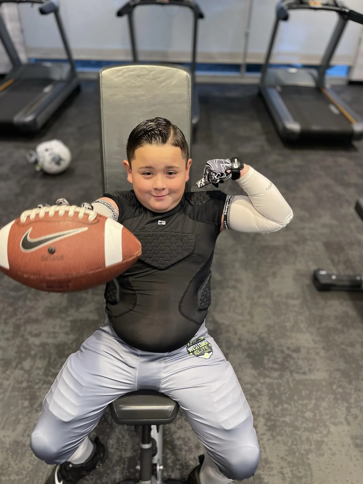 COOLOMG Camiseta de fútbol acolchada para niños, protección contra el pecho, protección contra los hombros, camiseta de baloncesto, béisbol, camiseta de compresión para niños
