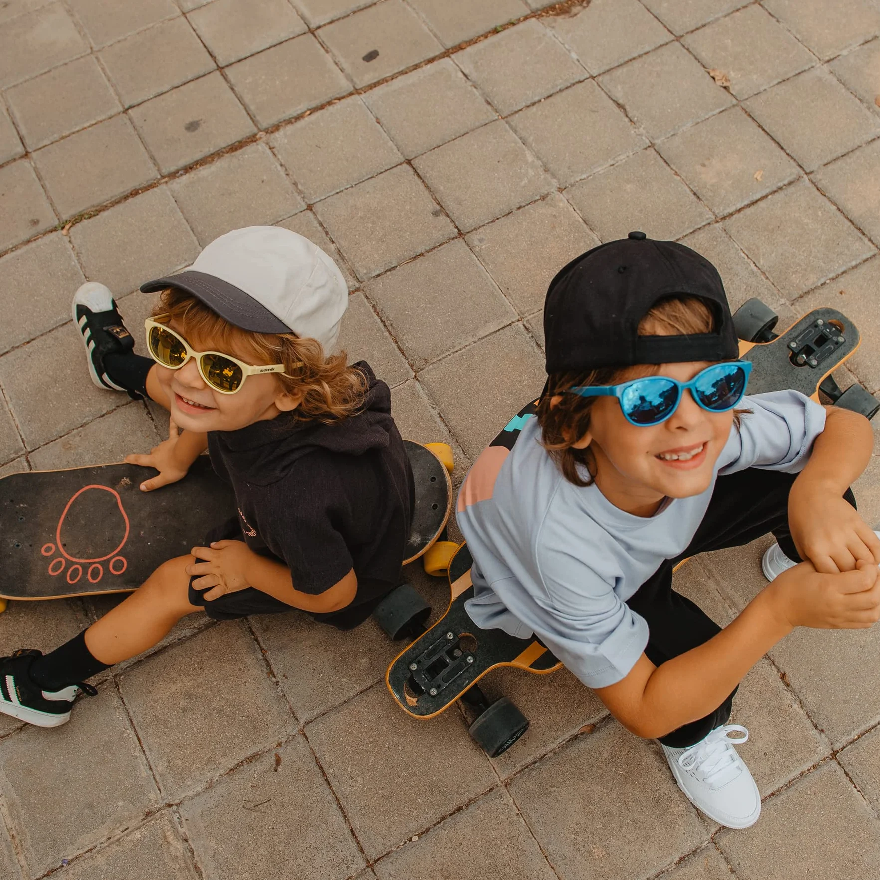 Suavinex, Gafas de Sol para Niños de 3 a 8 Años, Polarizadas, con Filtro UV 400, 100% Protección Rayos UVA y UVB, Funda y Cinta de Sujeción Incluidas, Flexibles y Ligeras