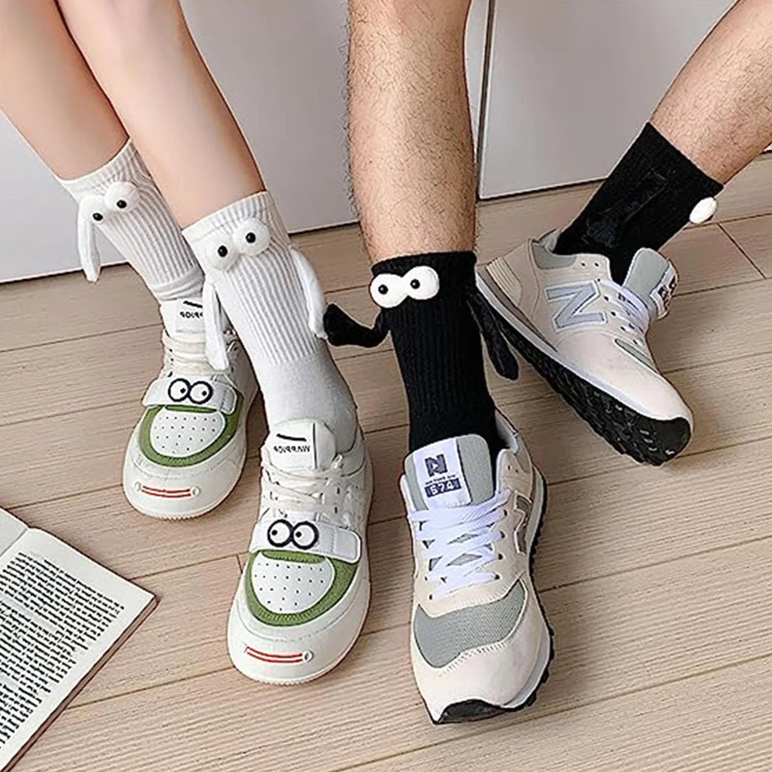 2 Pares Calcetines para Parejas con Las Manos, Calcetines Magnéticos para Sujetar Las Manos, Divertidos Calcetines Magnéticos con Succión en 3D para Muñecas, Calcetines de Tubo Medio